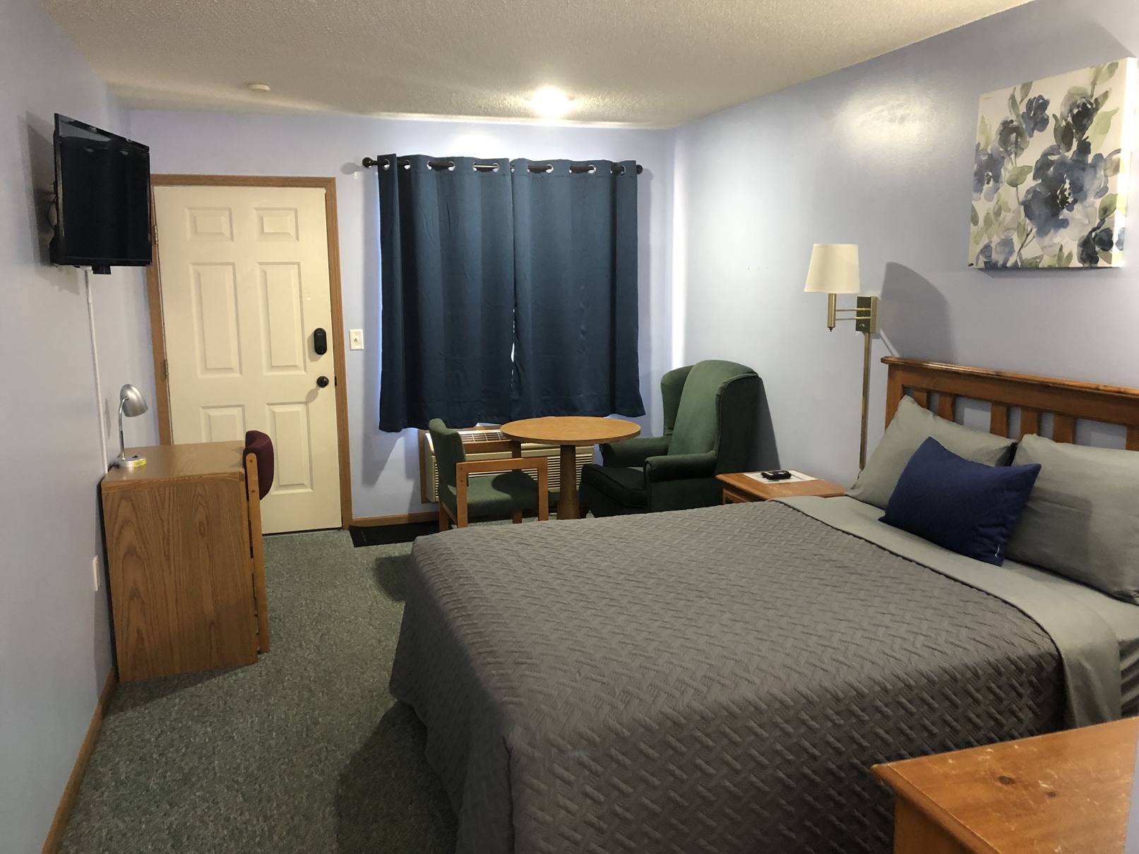 Queen guest room with a seating area by the window